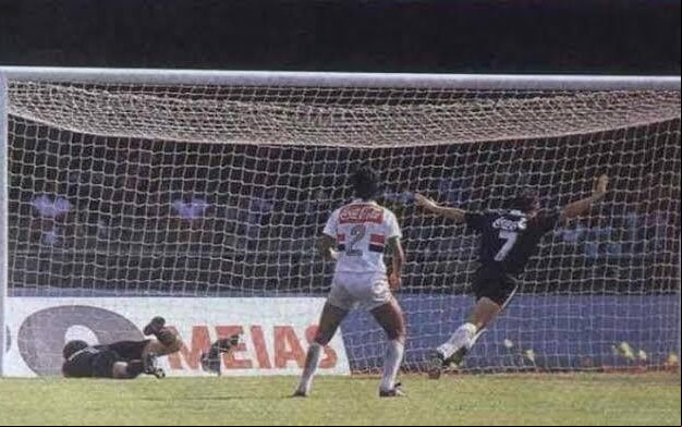 Sorato comemora o gol do título brasileiro do Vasco diante do São Paulo, no Morumbi, na final do Brasileirão 1989. (Arquivo / Vasco)