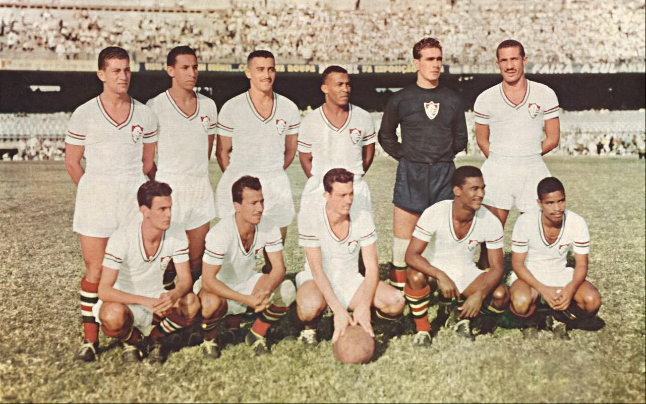 Elenco do Fluminense celebra a conquista da Copa Rio de 1952 no Maracanã, após vitória sobre o Corinthians na final. (Foto: Fluminense)