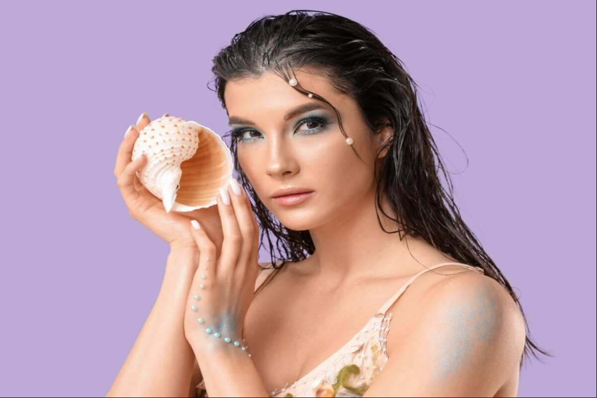 Tons azulados, pele iluminada e brilho molhado compõem o look conhecido como mermaidcore