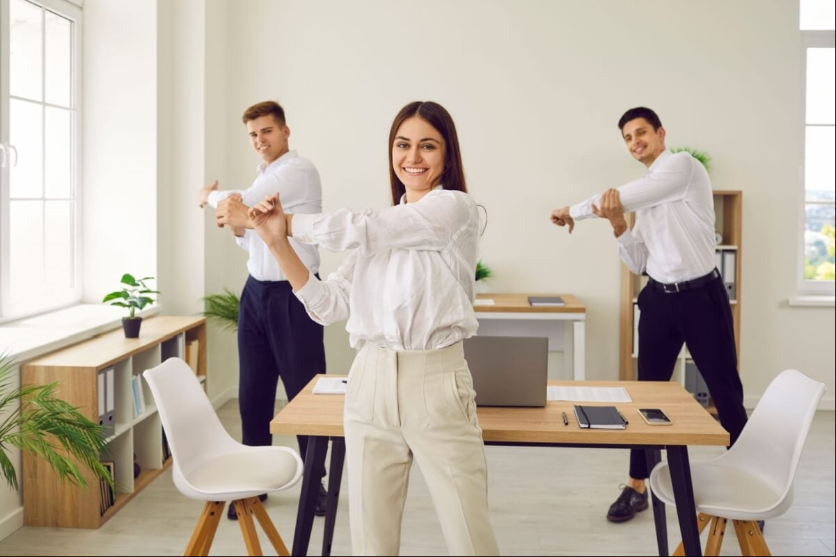 Quem trabalha muito tempo sentado deve fazer pausas com miniexercícios para combater os efeitos do sedentarismo invisível