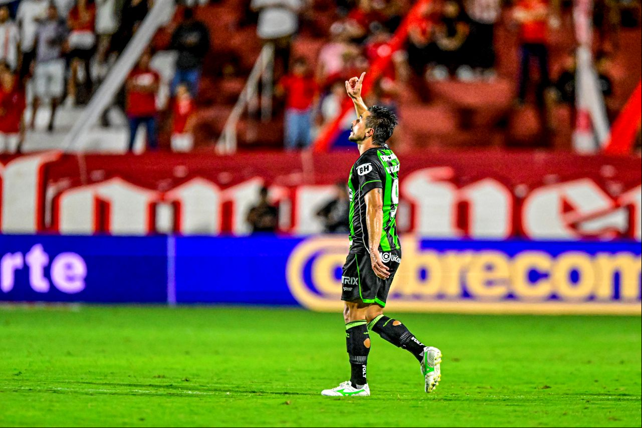 Willian Bigode marcou dois gols na vitória do América sobre o Vila Nova-GO