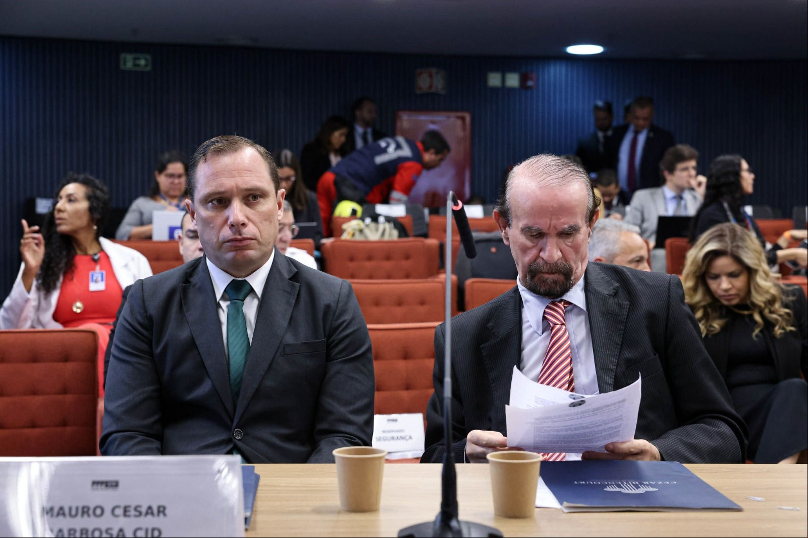 Mauro Cid (esquerda) chegou à sede da PF, em Brasília, acompanhado de seu advogado Cézar Bitencourt (direita)