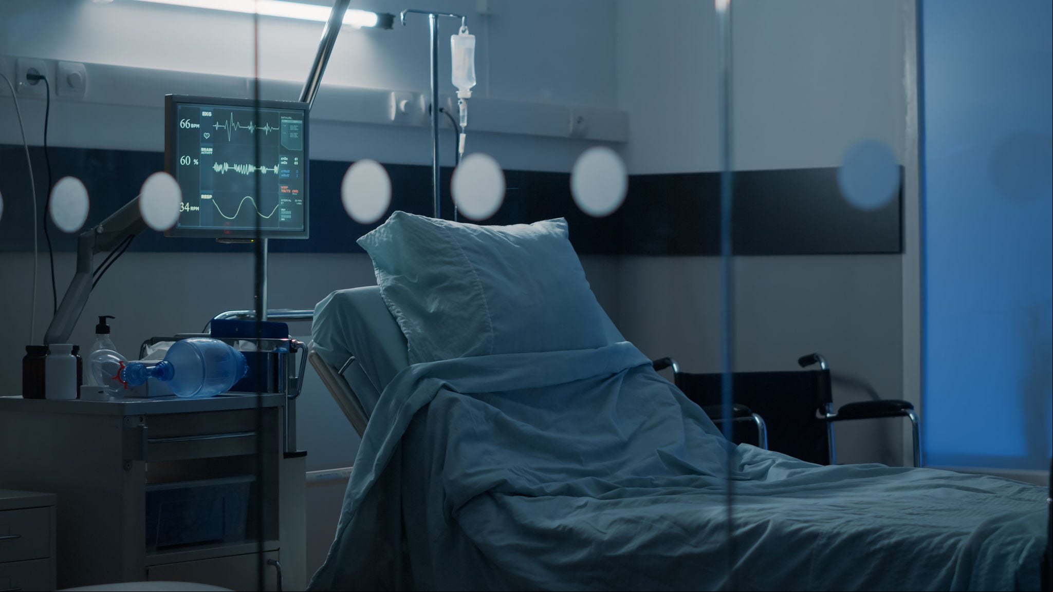Hospital ward with empty bed at clinical facility for health problems treatment, surgery recovery and intensive care. Nobody in emergency room designed with equipment for healing