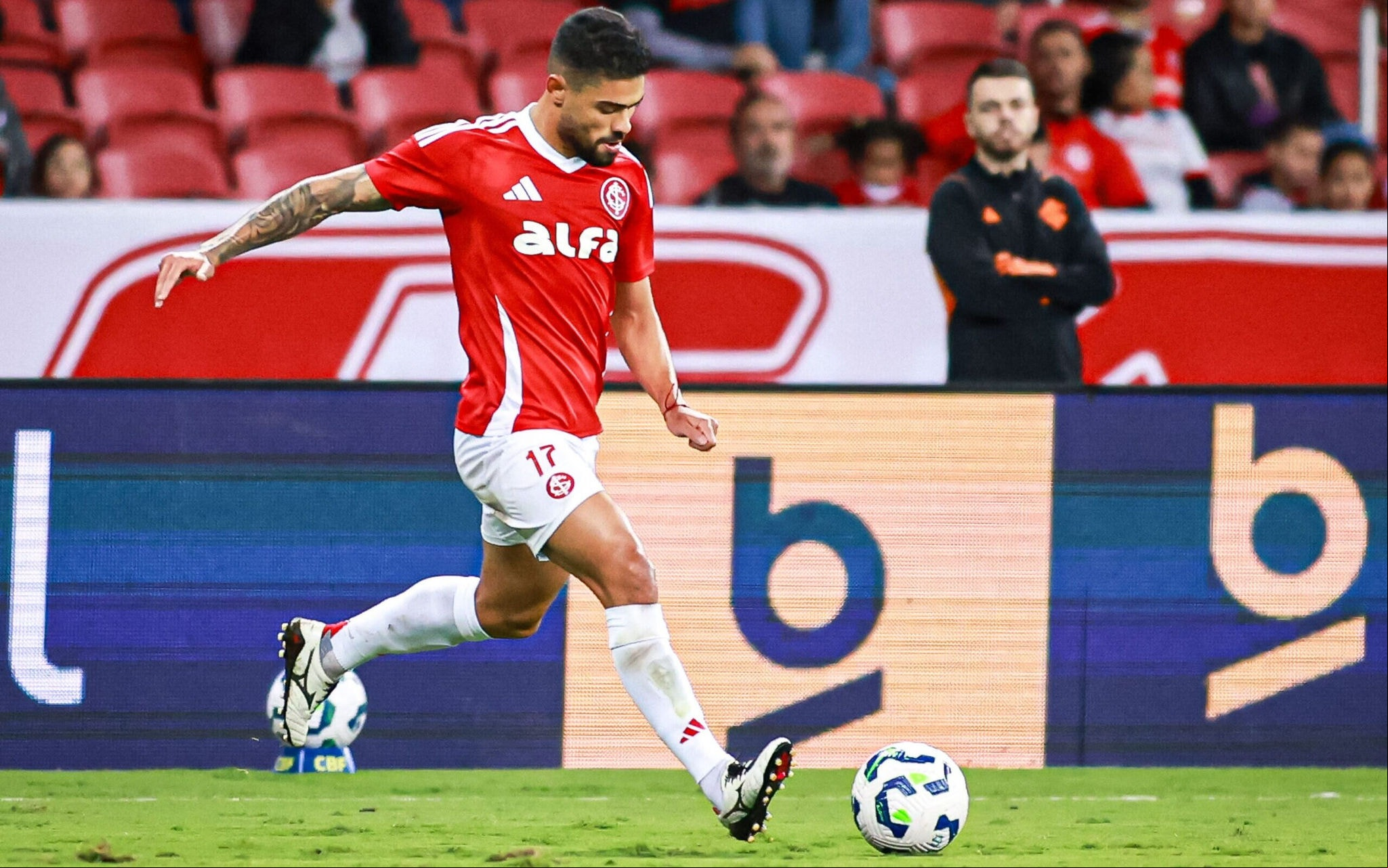 Bruno Tabata em ação pelo Internacional (Maxi Franzoi/AGIF)