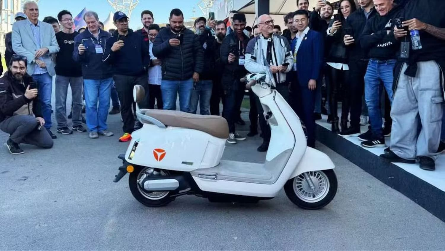 Scooter elétrica da Yadea é capaz de estacionar sozinha