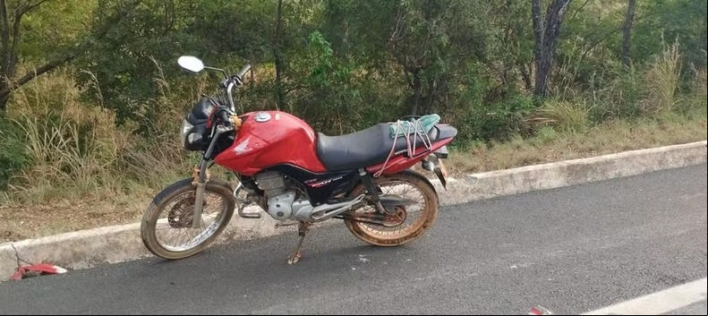 Motociclista sem CNH não consegue frear em pare-siga e bate em traseira de caminhão na BR-135