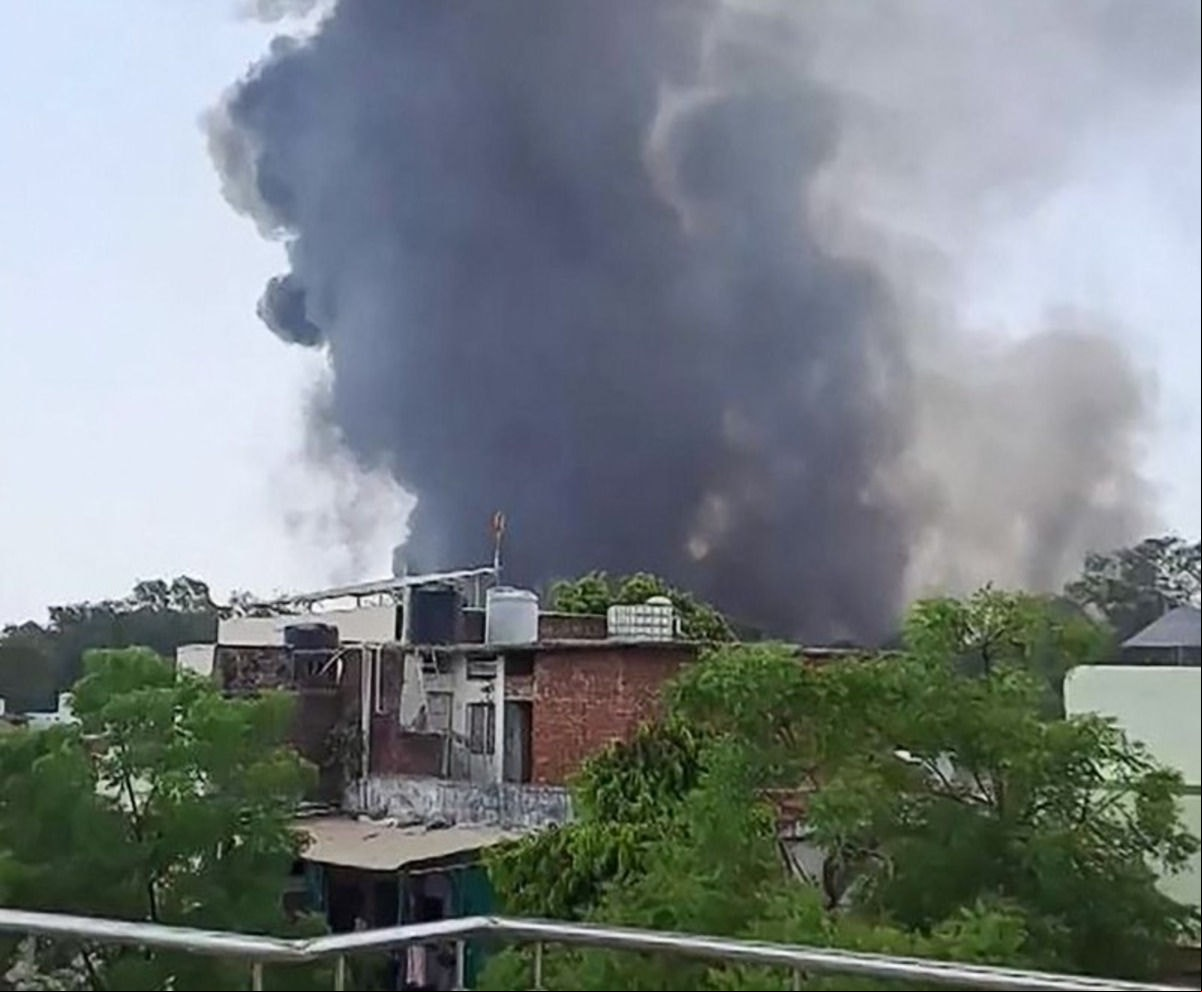 Fumaça do acidente com o Boeing da Air India que caiu em Ahmedabad