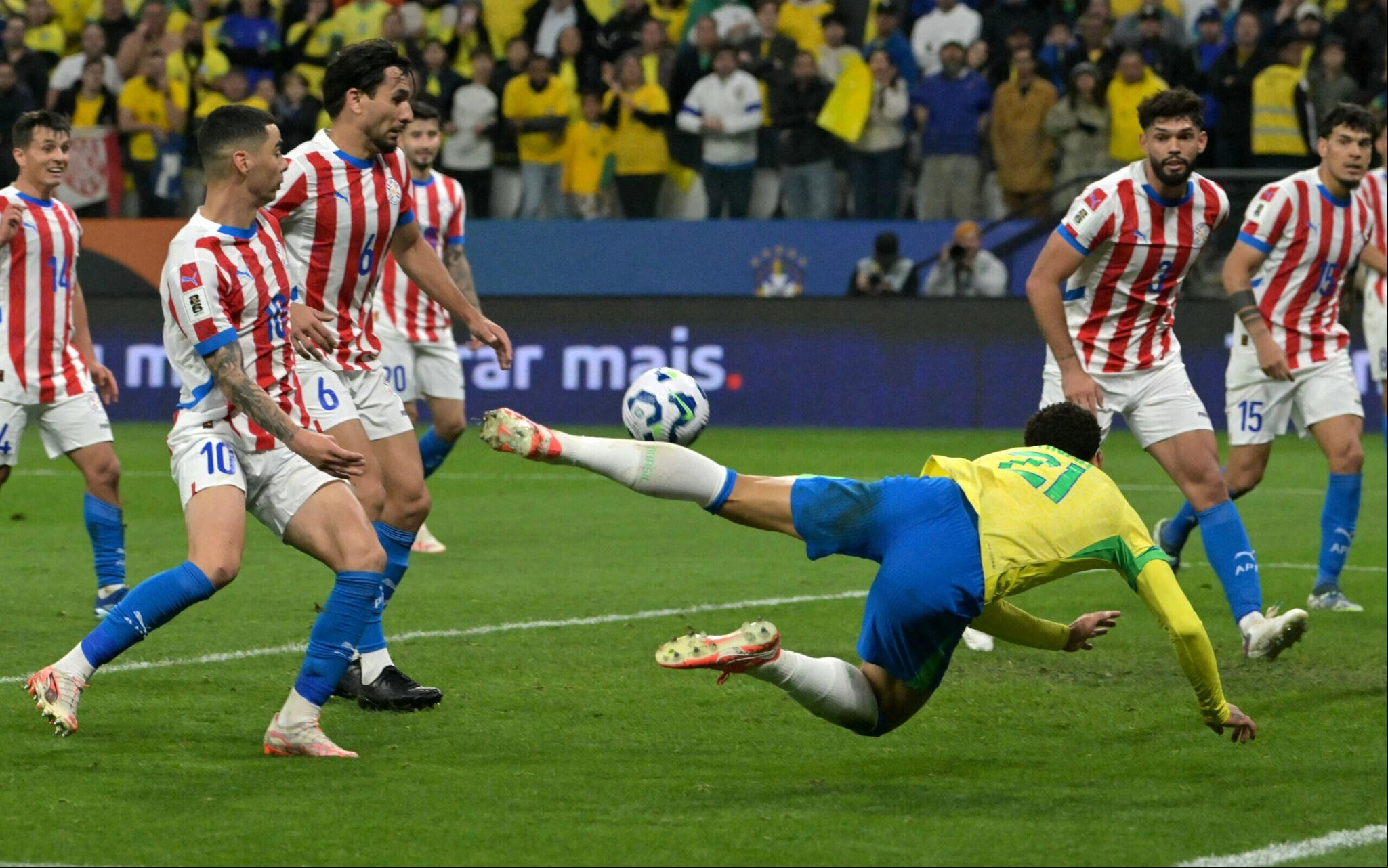 Junior Alonso (com a camisa 6) em ação pelo Paraguai contra o Brasil