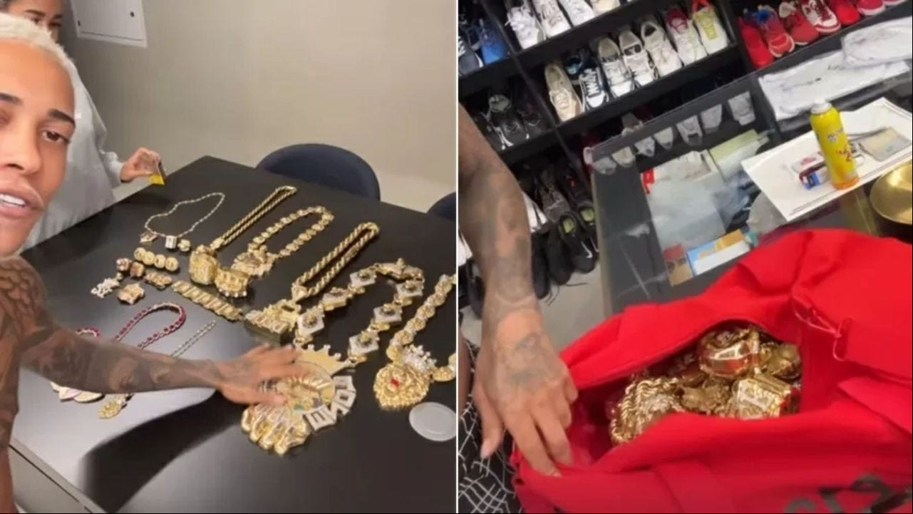 MC Poze do Rodo mostra joias devolvidas pela polícia do Rio de Janeiro